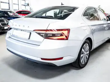 SUPERB LIMOUSINE 2.0TDi STYLE ACC CANTON DCC LED