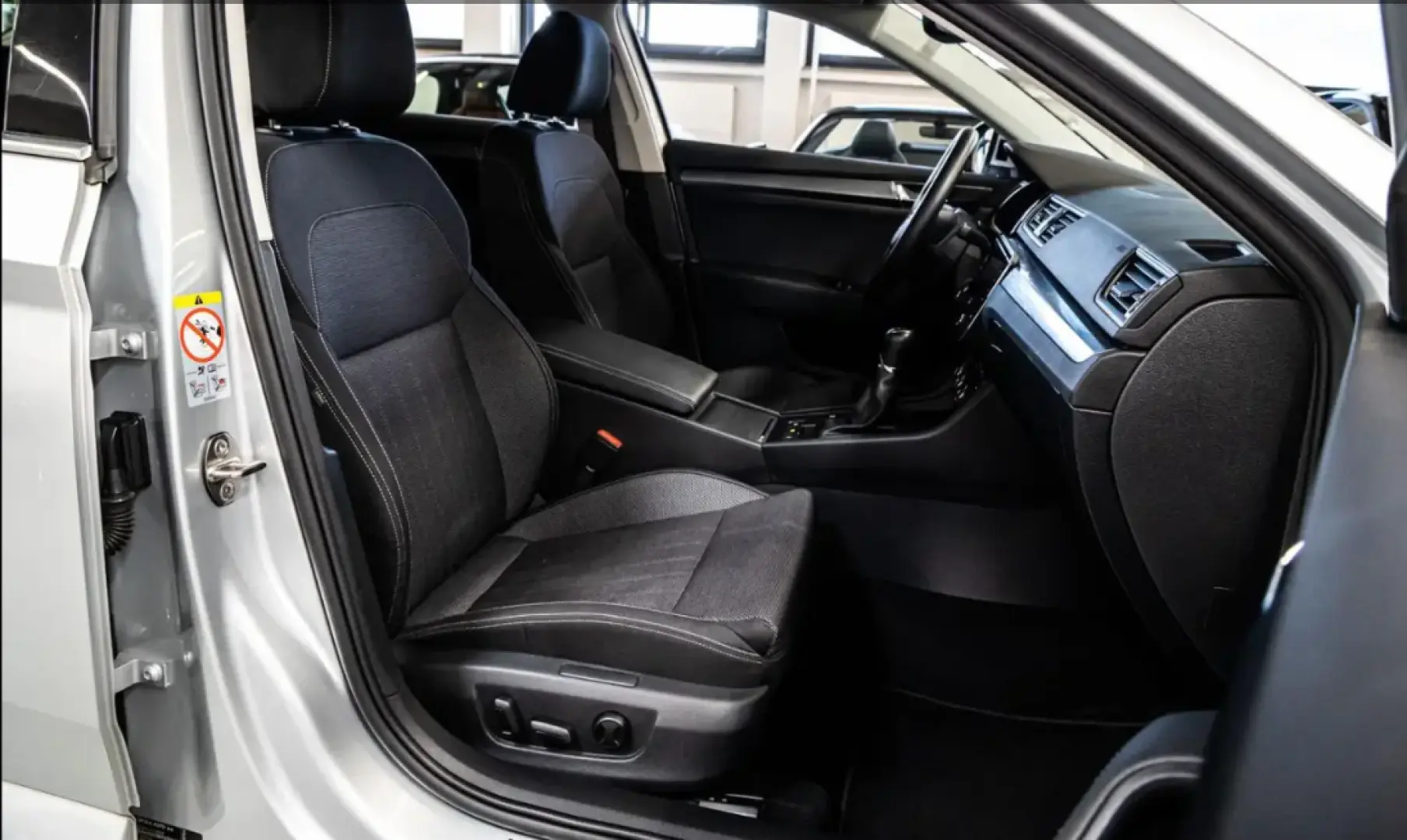SUPERB LIMOUSINE 2.0TDi STYLE ACC CANTON DCC LED
