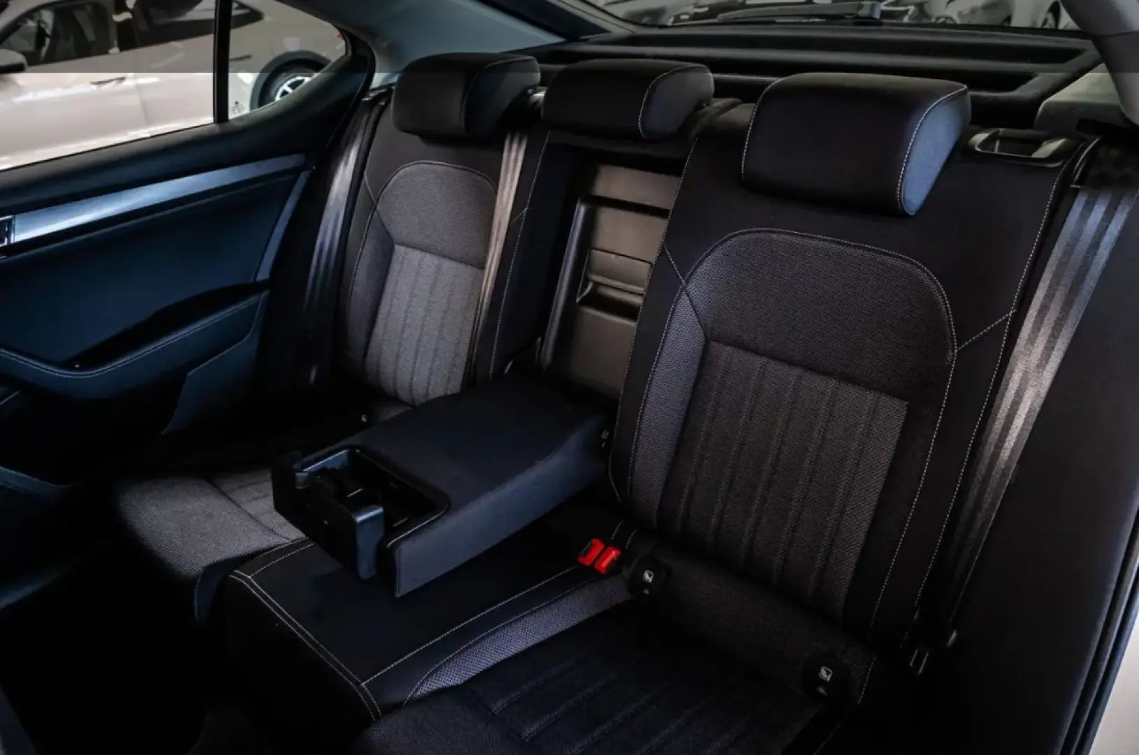 SUPERB LIMOUSINE 2.0TDi STYLE ACC CANTON DCC LED