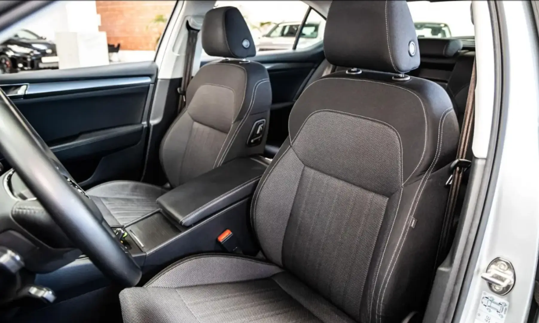 SUPERB LIMOUSINE 2.0TDi STYLE ACC CANTON DCC LED