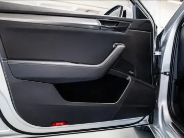 SUPERB LIMOUSINE 2.0TDi STYLE ACC CANTON DCC LED