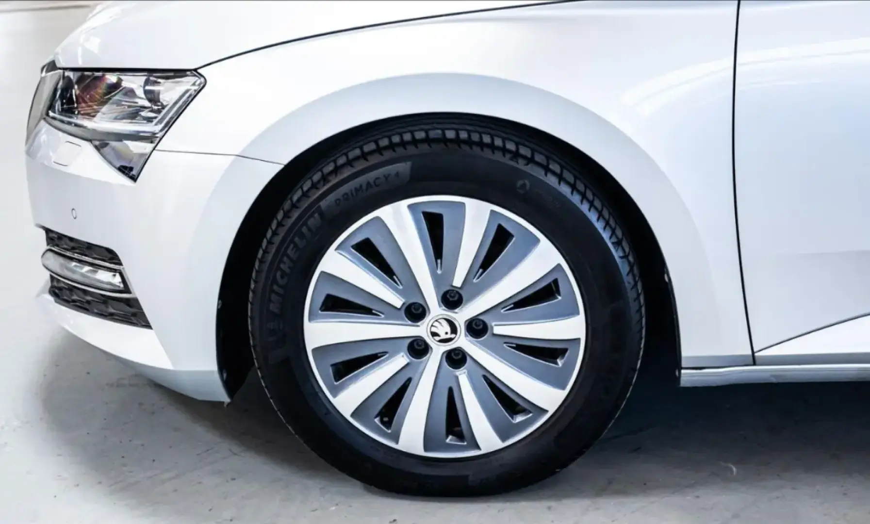SUPERB LIMOUSINE 2.0TDi STYLE ACC CANTON DCC LED