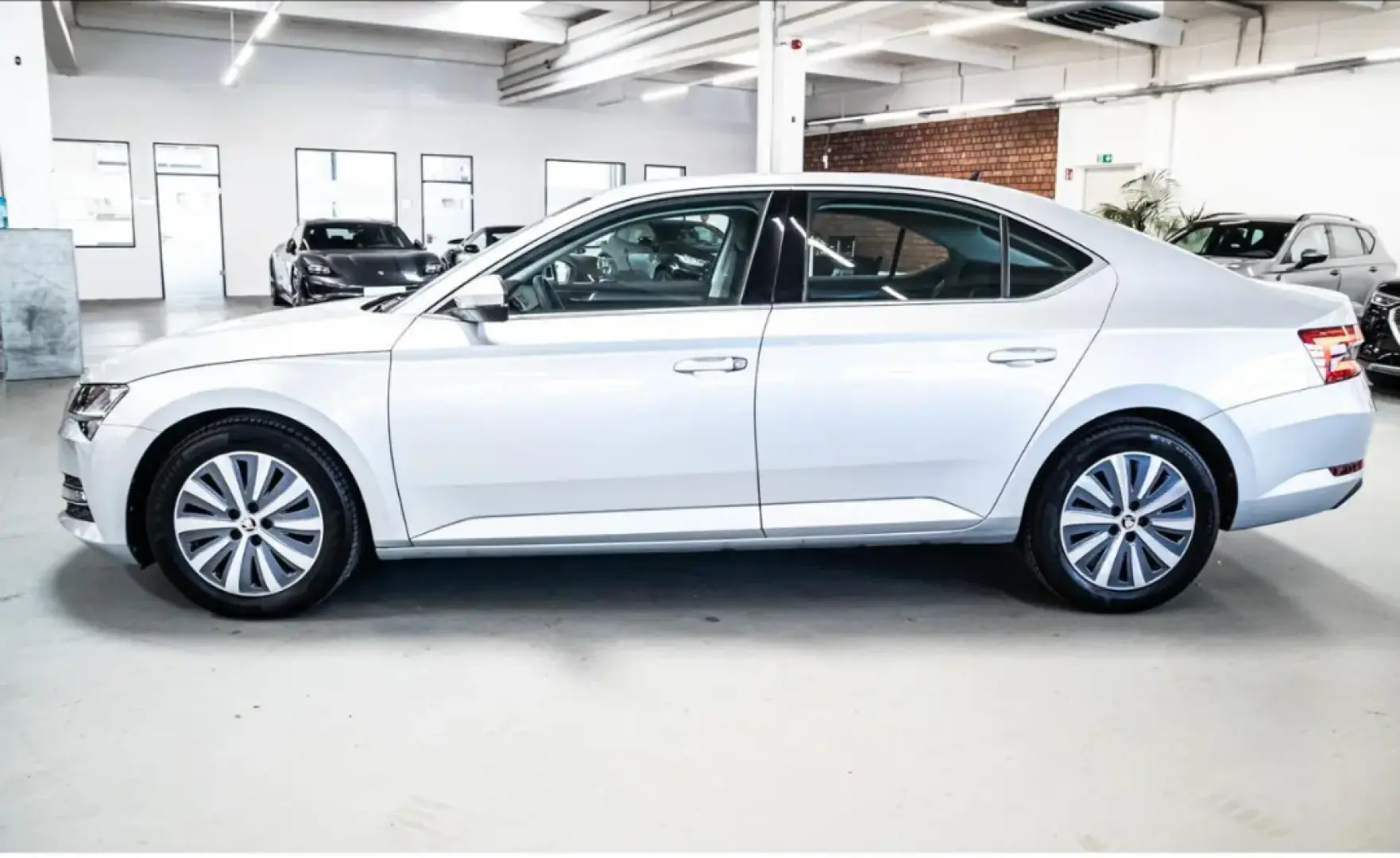 SUPERB LIMOUSINE 2.0TDi STYLE ACC CANTON DCC LED