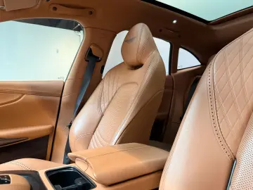 DBX   Aston Martin