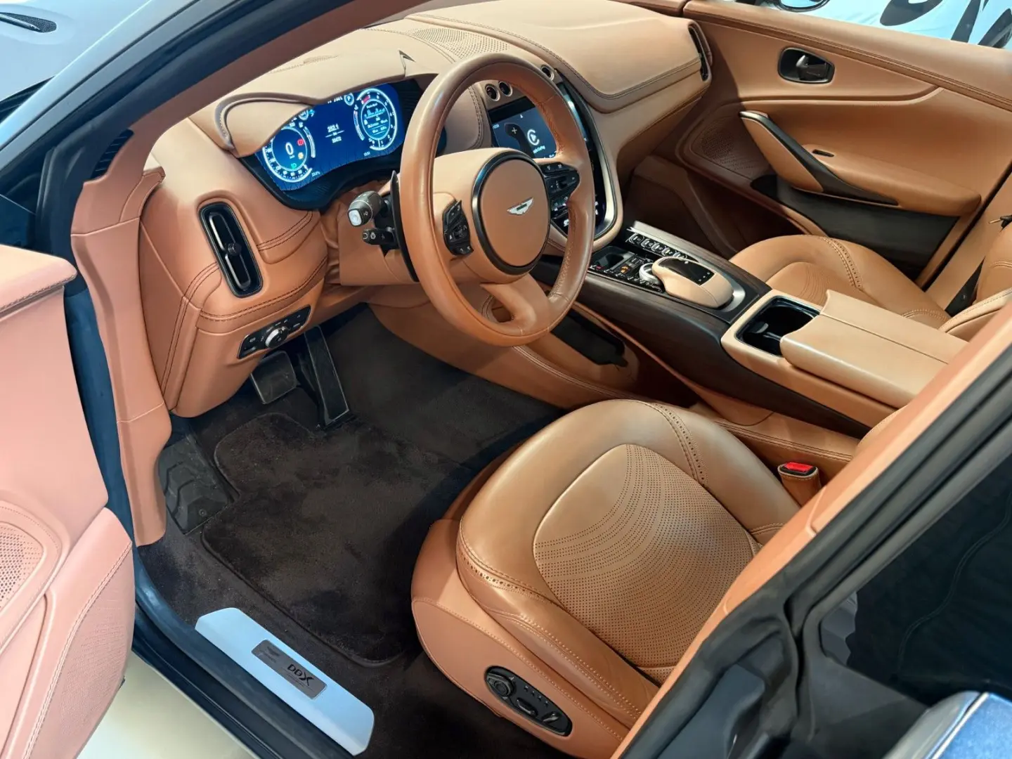 DBX   Aston Martin