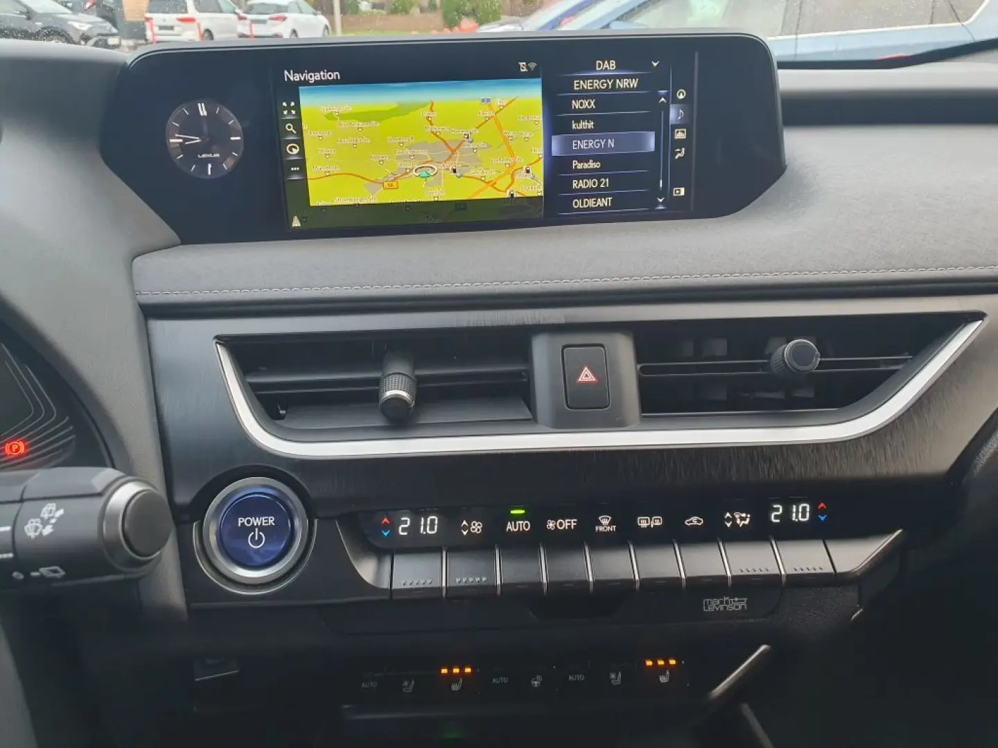 UX 250h  (E-FOUR) Luxury Line 360  Sitzbelüftung