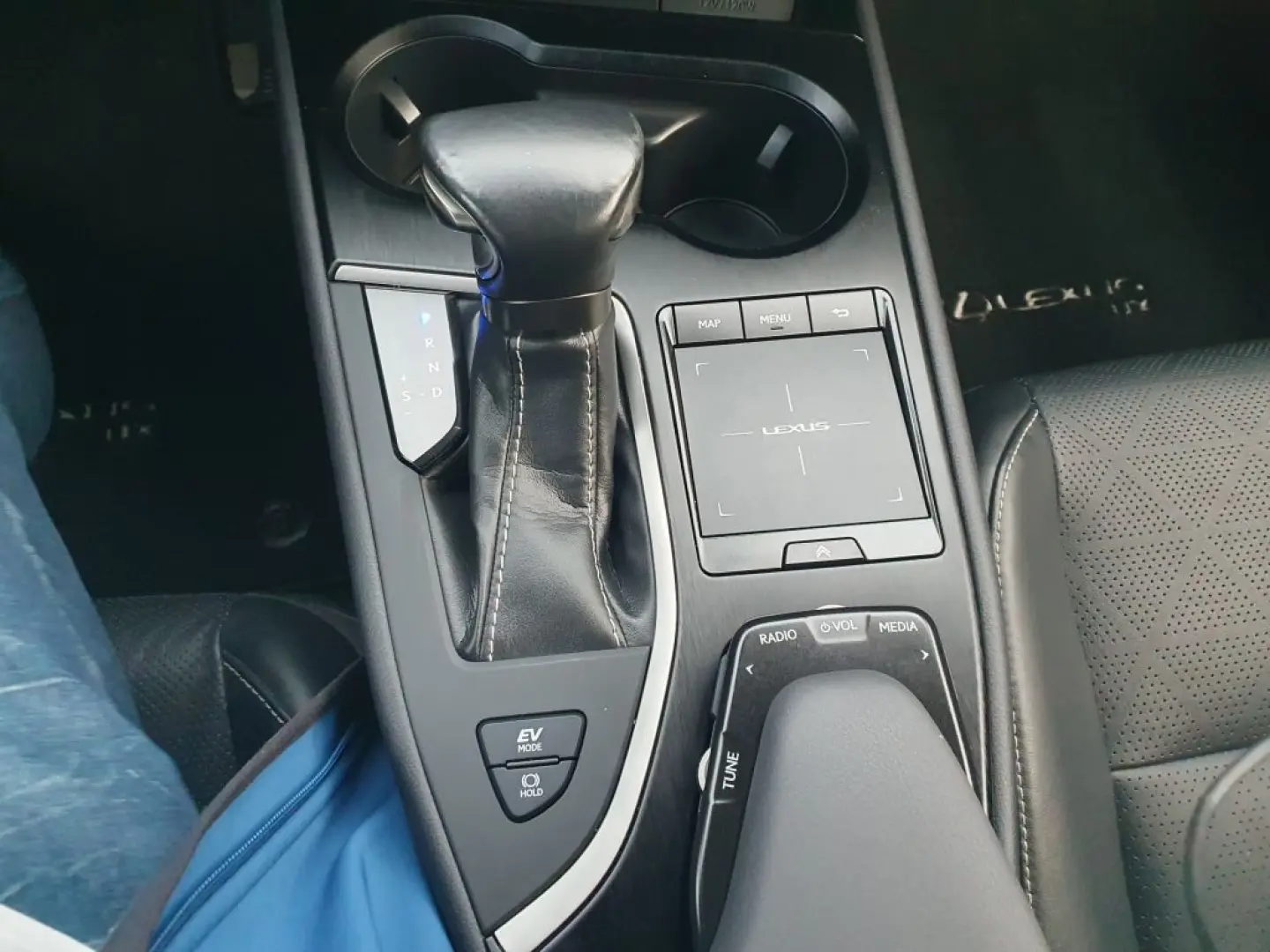 UX 250h  (E-FOUR) Luxury Line 360  Sitzbelüftung