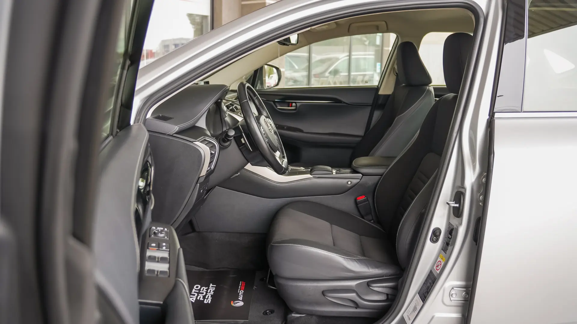 LEXUS NX 300H 2.5