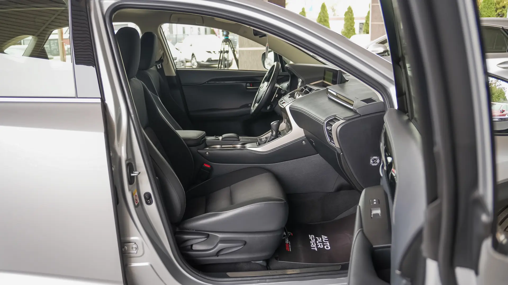 LEXUS NX 300H 2.5