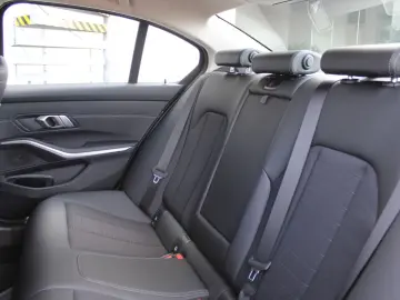 318d Limousine Sport Line Navi Live LED AHK DAB