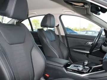 318d Limousine Sport Line Navi Live LED AHK DAB