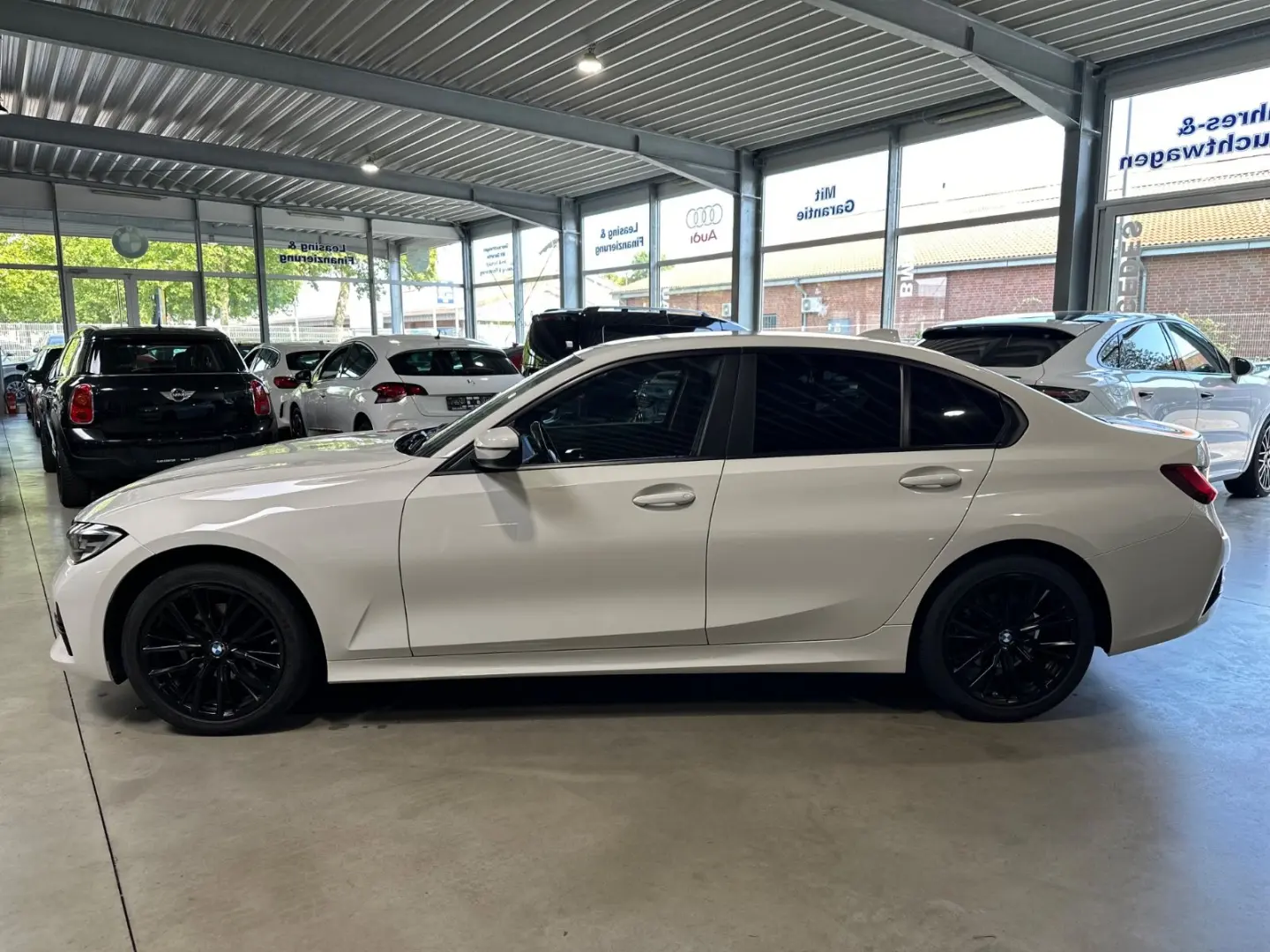 318 i Lim. Advantage  SHZ LED M Felgen PDC EU6d