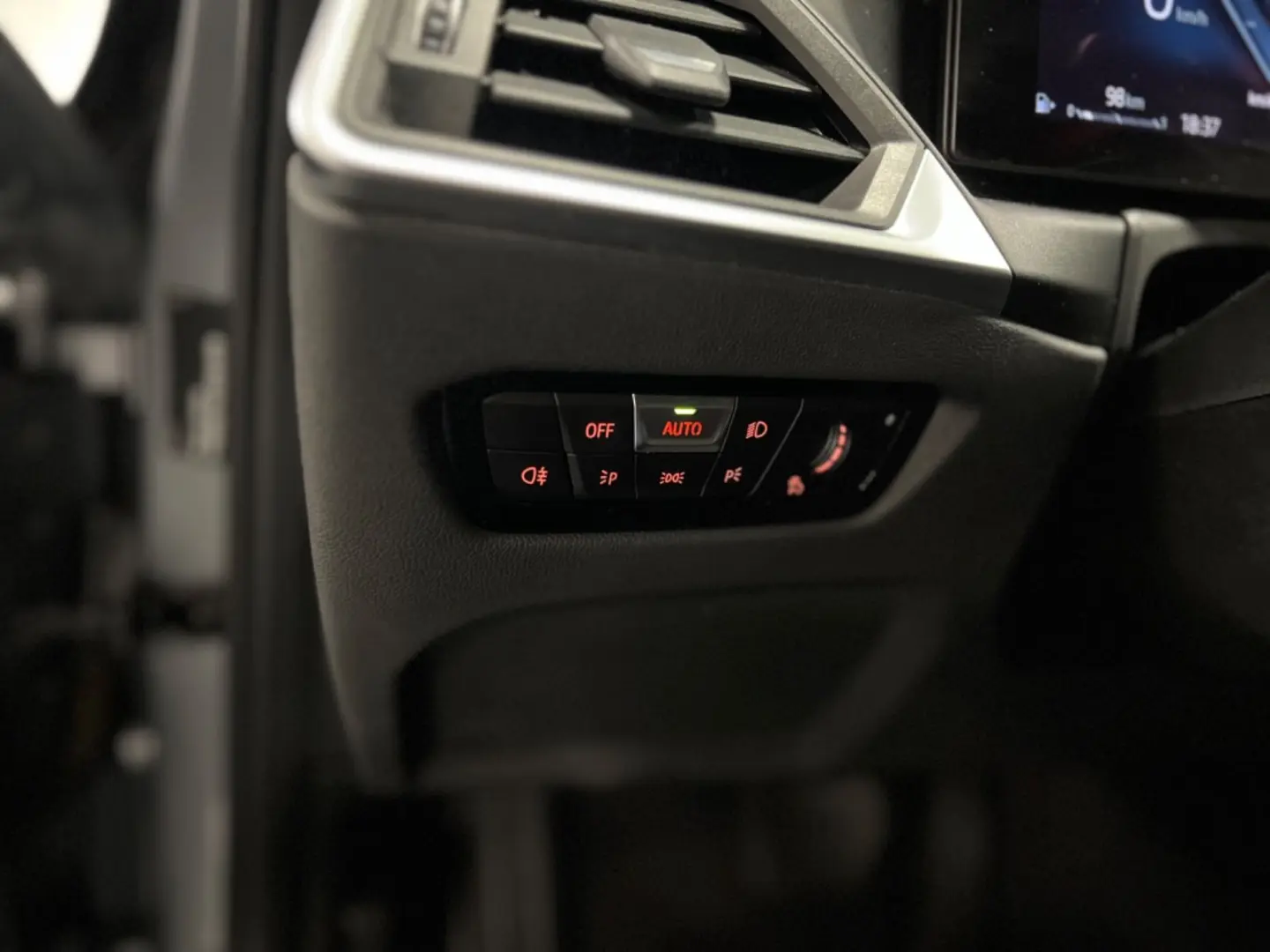 Lim. 320d LiveCockpit ACC LED SD Spur