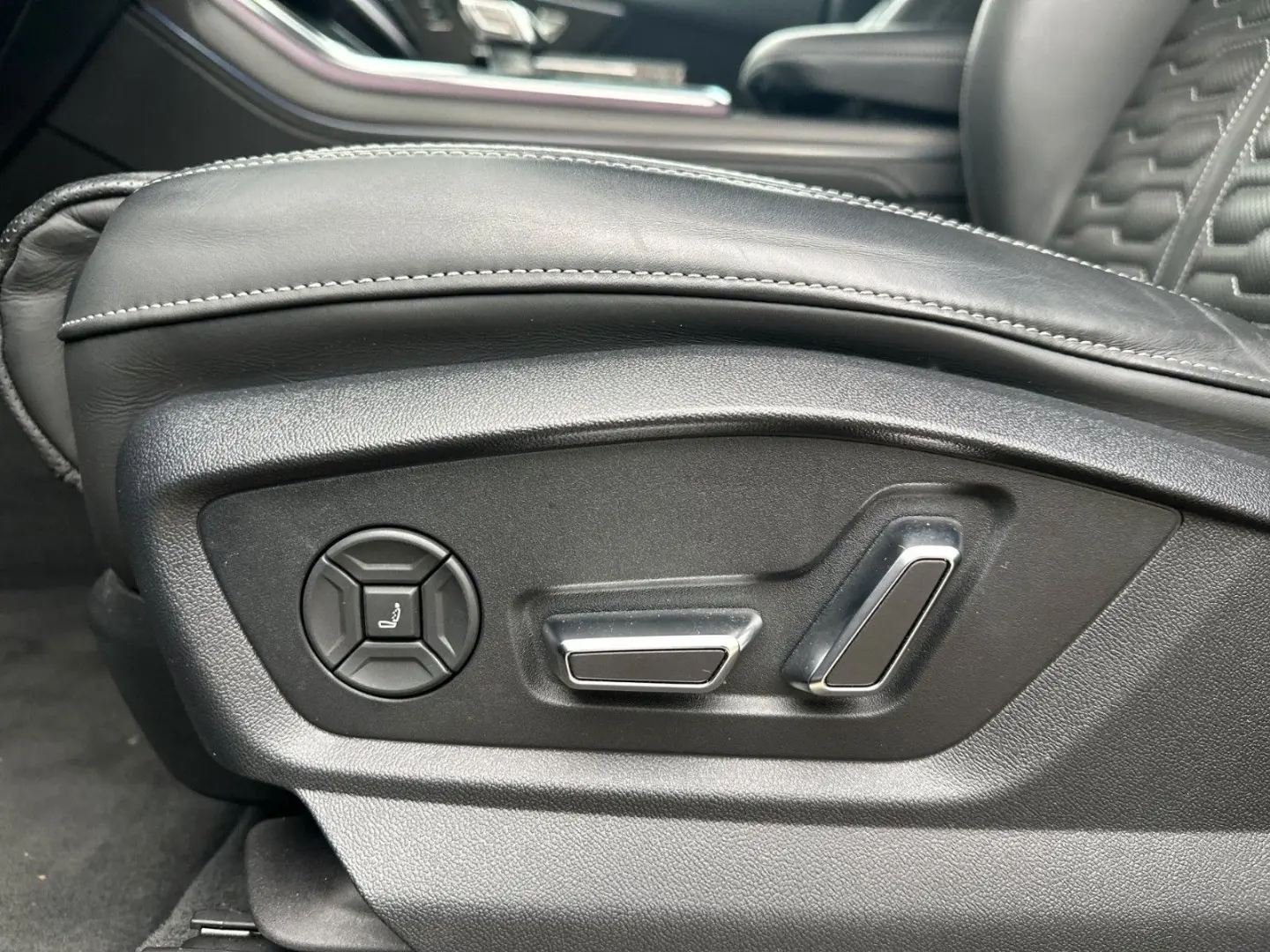 RSQ8 quattro Dynamik  305km h B&O Massage