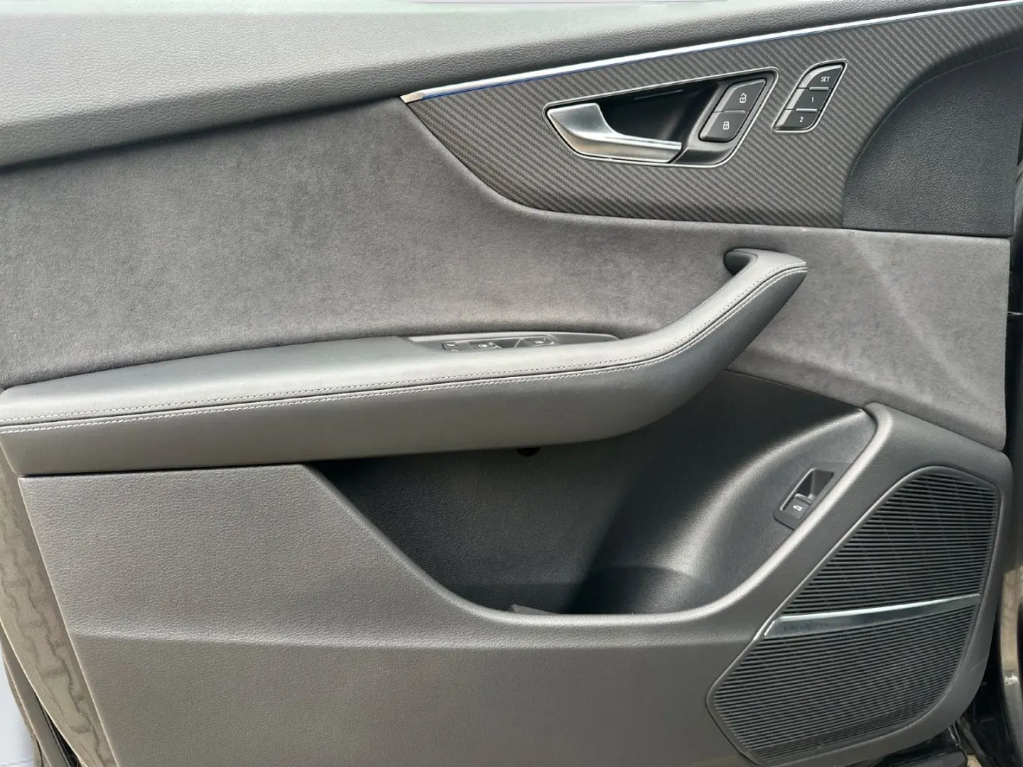 RSQ8 quattro Dynamik  305km h B&O Massage