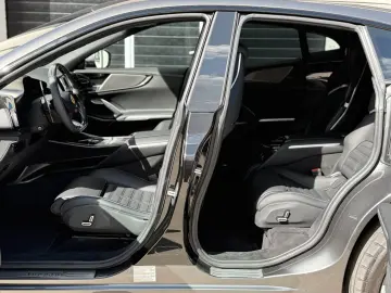 Purosangue V12 DCT 4WD