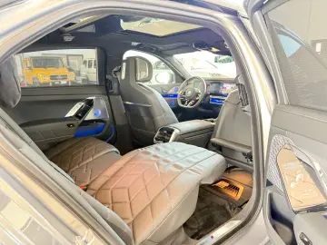 M760e xDrive Two Tone Individual 3xTV SkyLounge