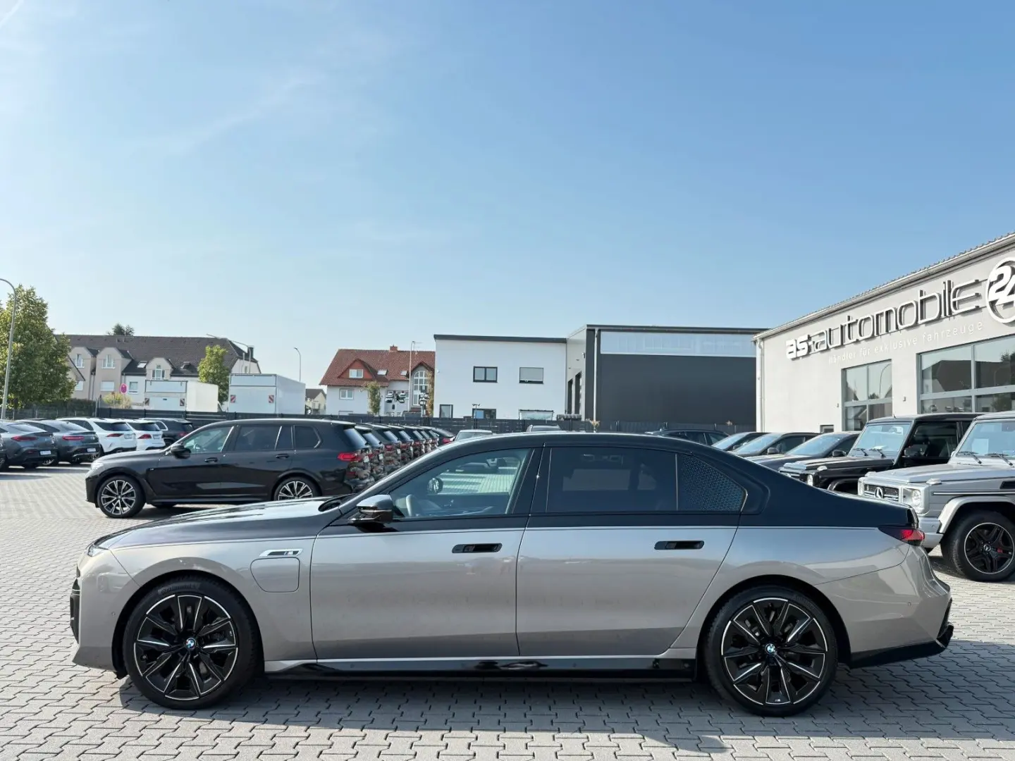 M760e xDrive Two Tone Individual 3xTV SkyLounge