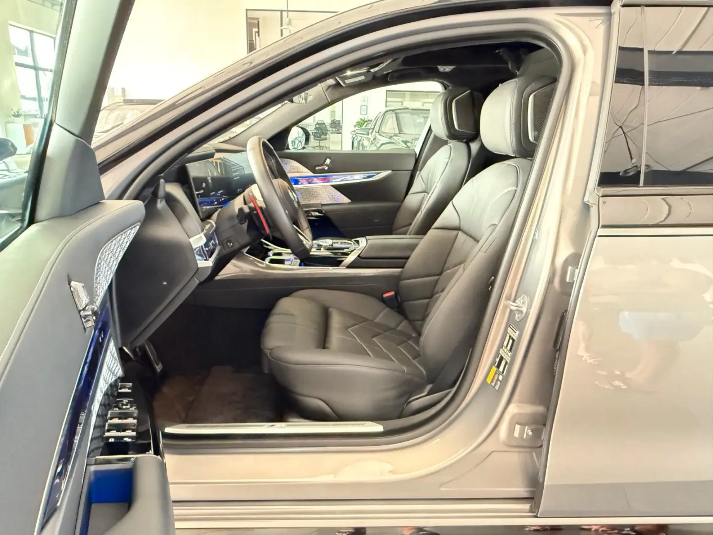 M760e xDrive Two Tone Individual 3xTV SkyLounge