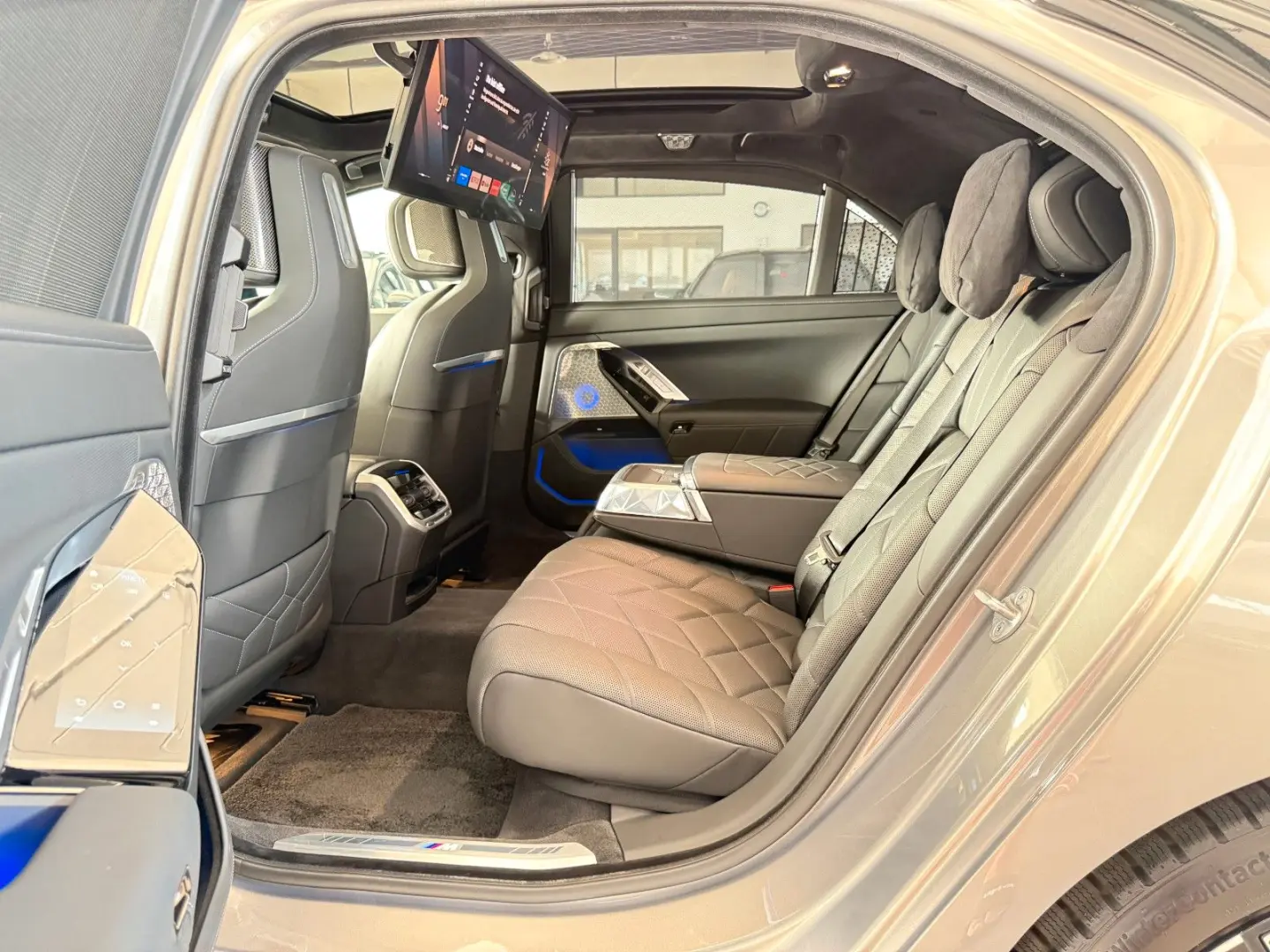 M760e xDrive Two Tone Individual 3xTV SkyLounge