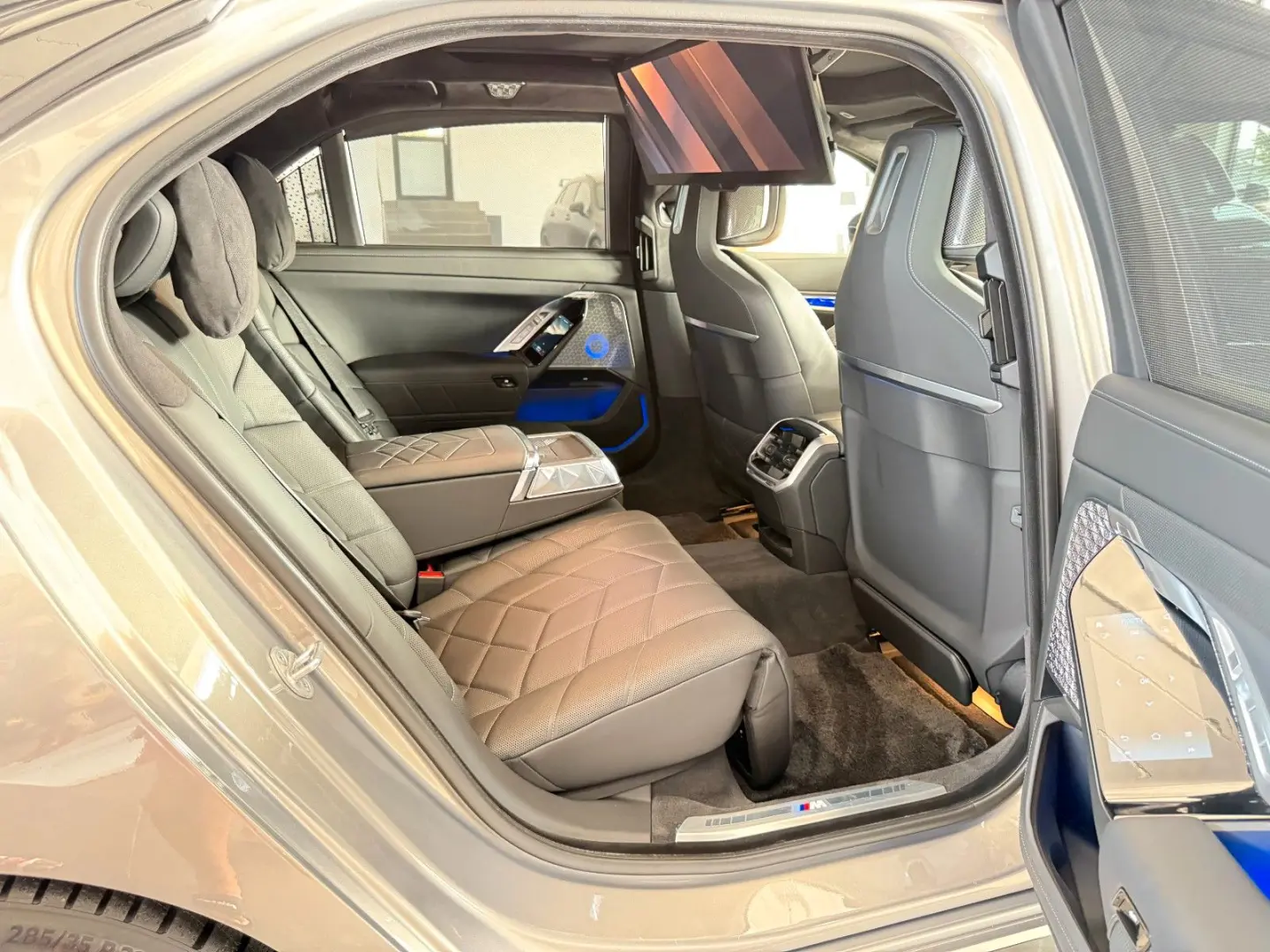 M760e xDrive Two Tone Individual 3xTV SkyLounge