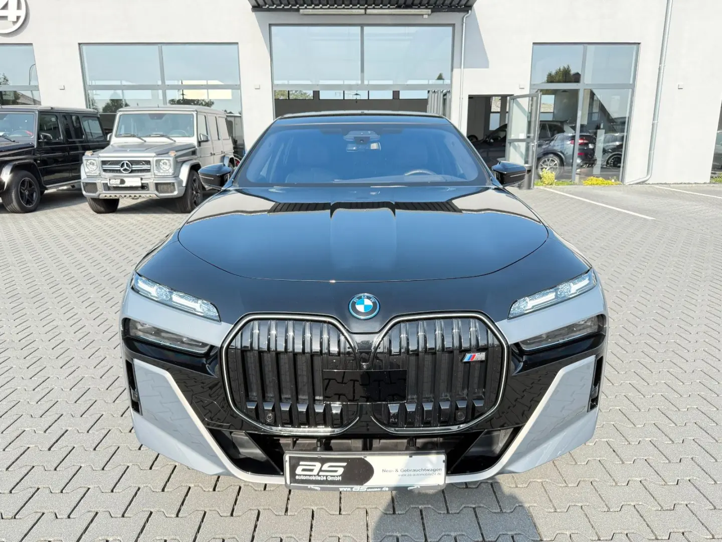 M760e xDrive Two Tone Individual 3xTV SkyLounge