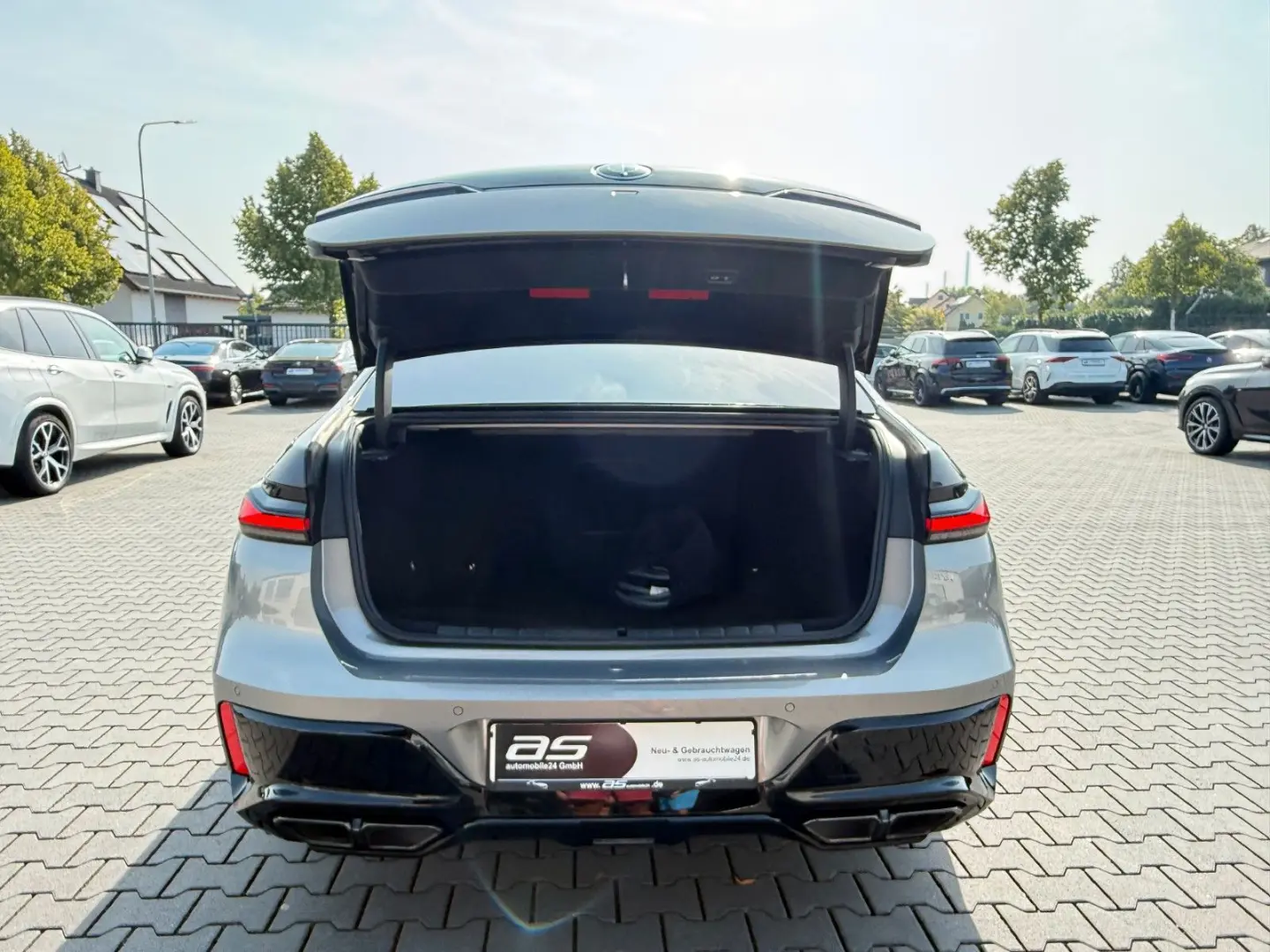 M760e xDrive Two Tone Individual 3xTV SkyLounge