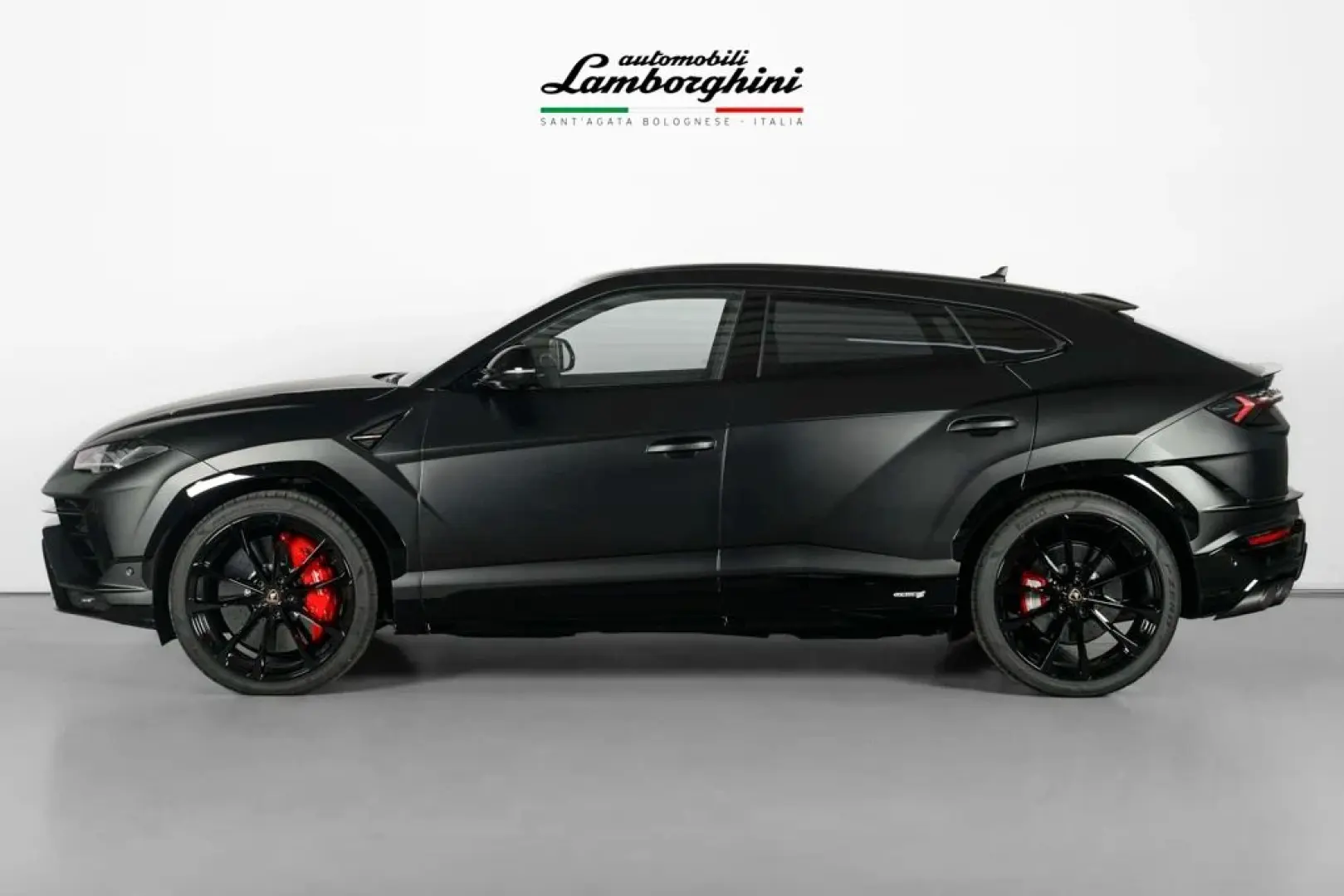 Urus S Nero Nemesis  Style Package  Dark Package