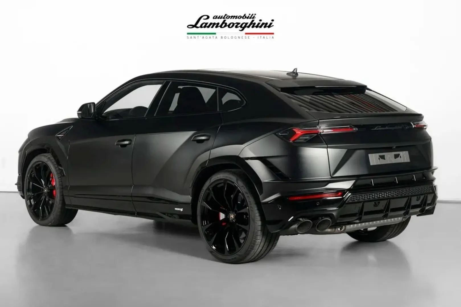 Urus S Nero Nemesis  Style Package  Dark Package