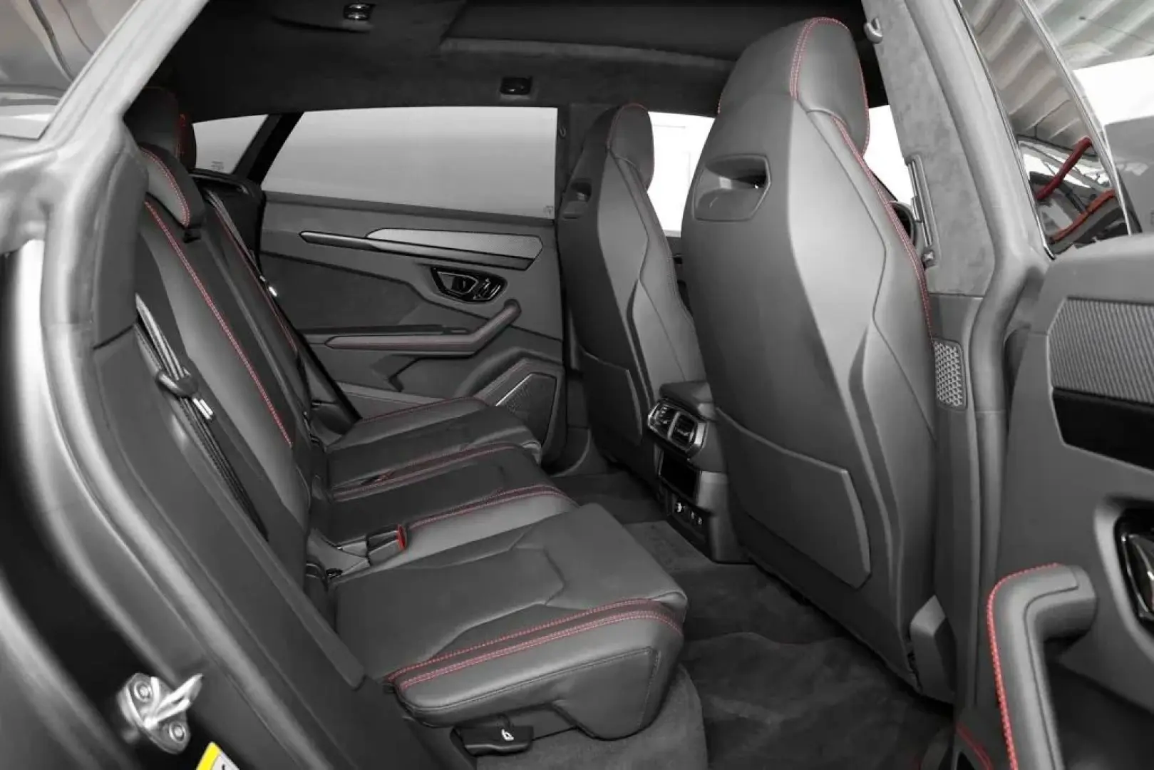 Urus S Nero Nemesis  Style Package  Dark Package