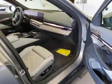 BMW 550 e LIMUZINĂ xDRIVE M SPORT ICON