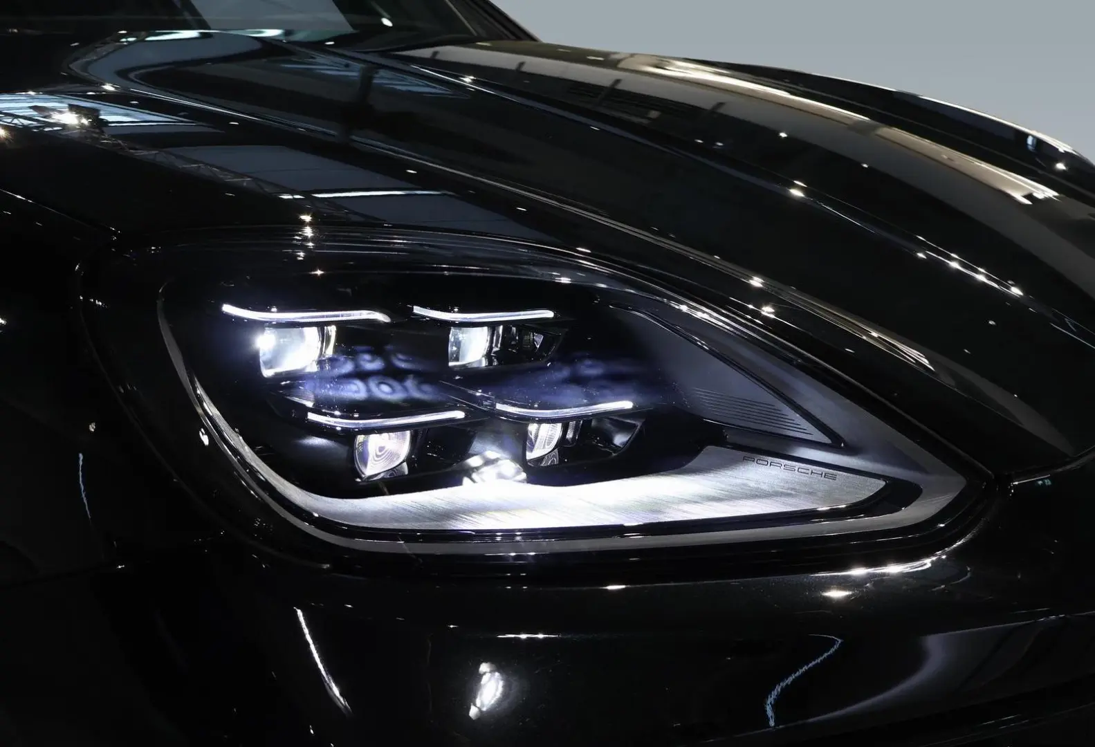 Porsche Cayenne E-Hybrid pneu pano masaj ventilatie Matrix