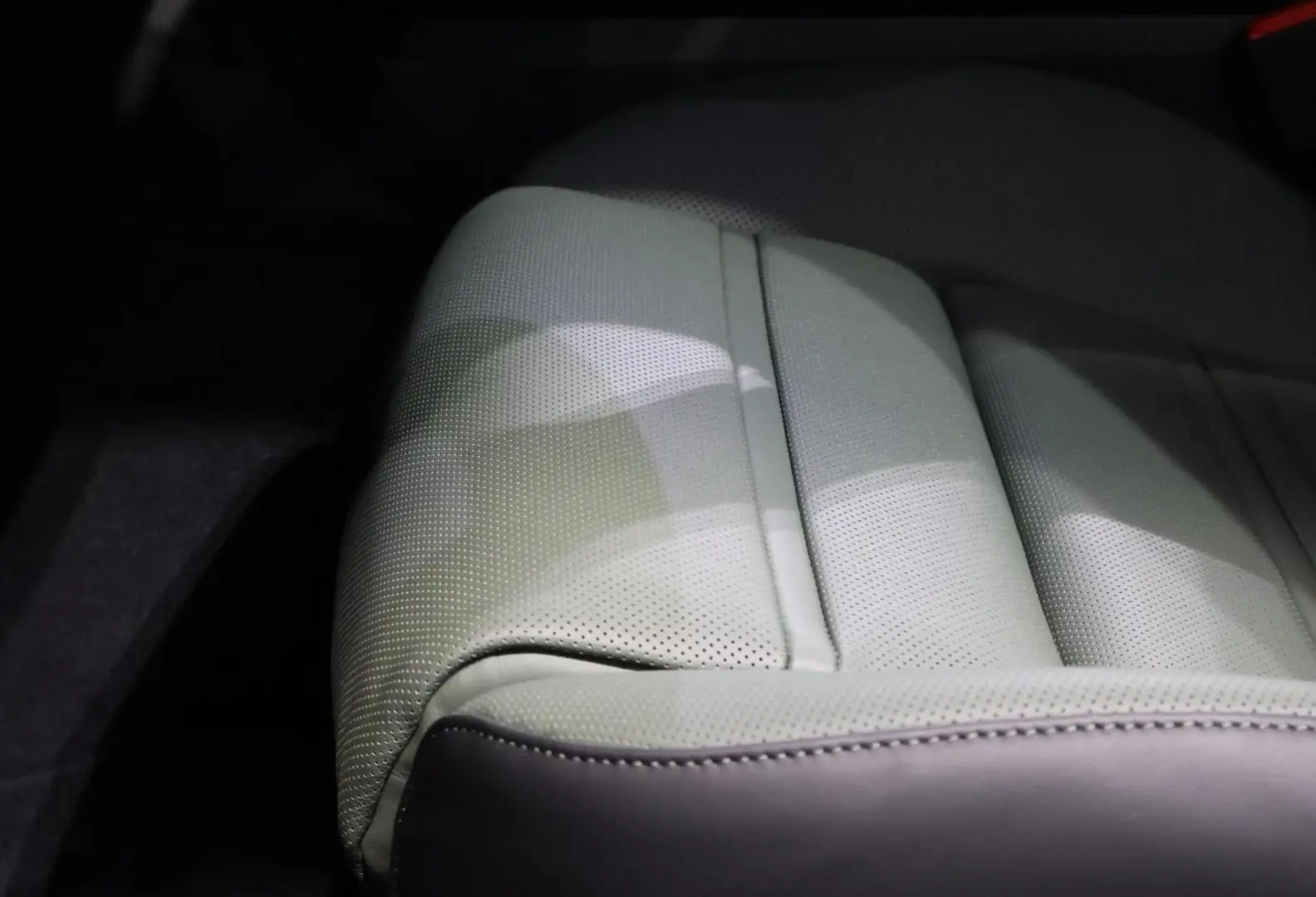 Porsche Cayenne E-Hybrid pneu pano masaj ventilatie Matrix