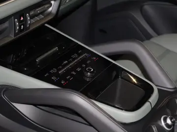 Porsche Cayenne E-Hybrid pneu pano masaj ventilatie Matrix