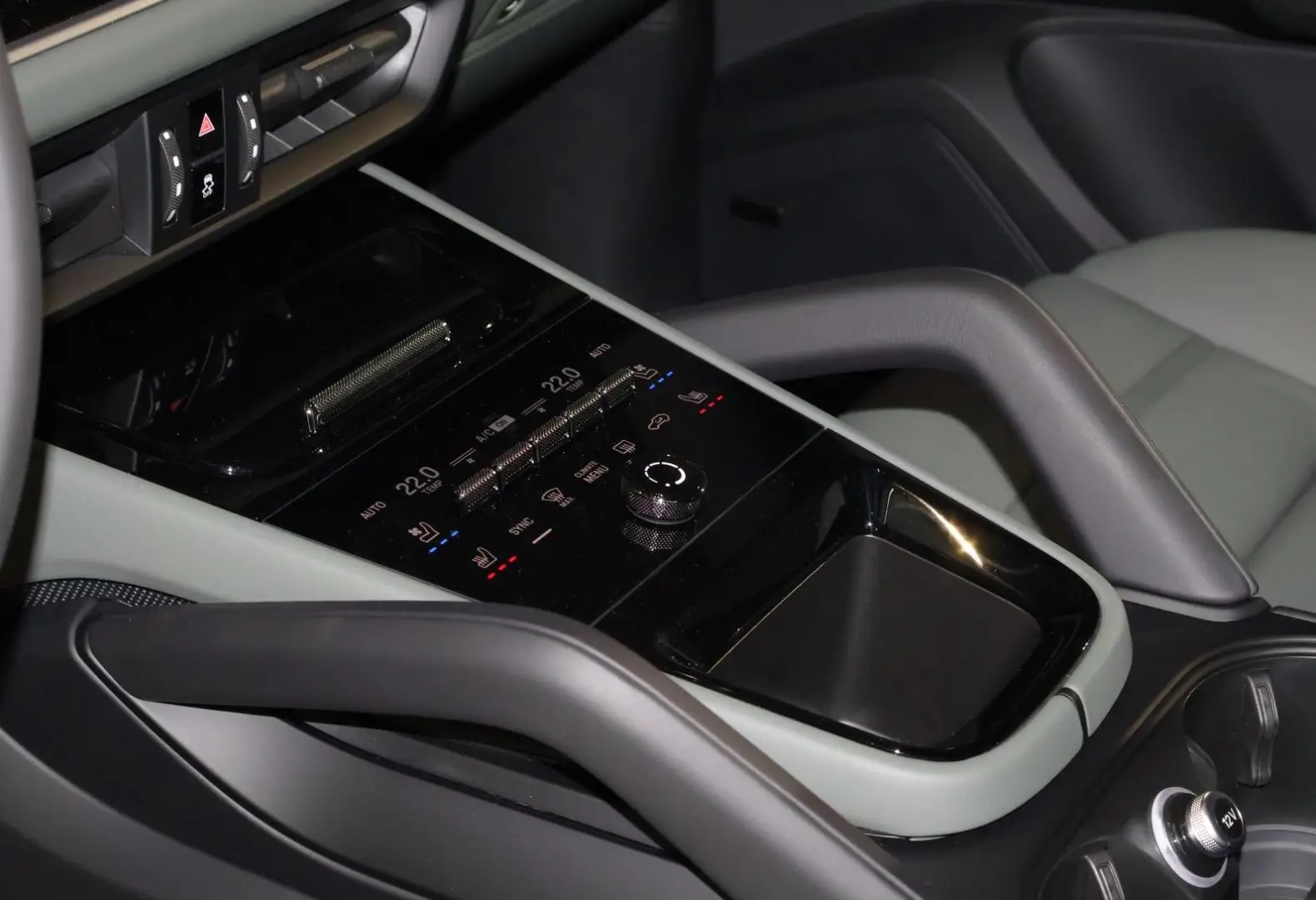 Porsche Cayenne E-Hybrid pneu pano masaj ventilatie Matrix