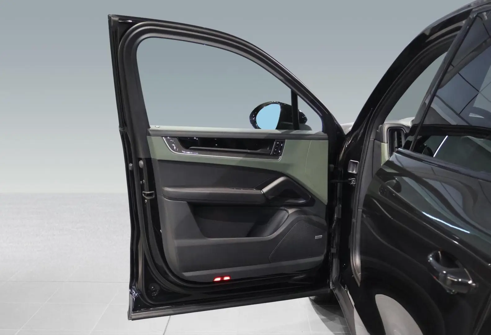 Porsche Cayenne E-Hybrid pneu pano masaj ventilatie Matrix