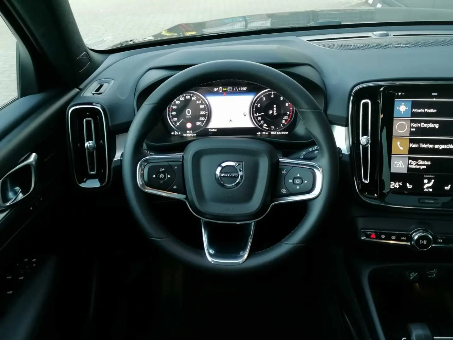 XC40 T2 2WD Plus Dark  Pano  Kamera uvm.