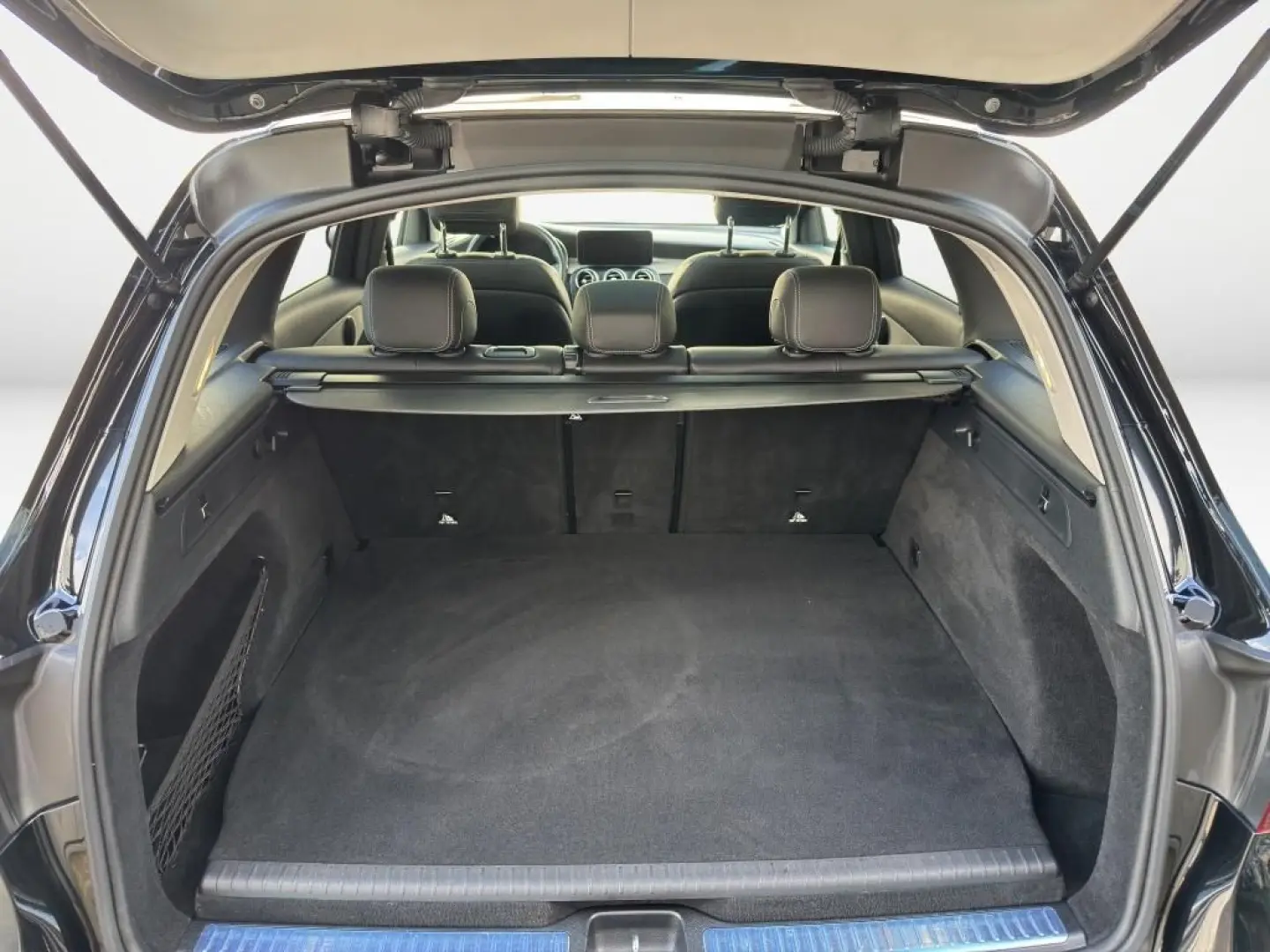 GLC 300 e 4M AMG PANO DISTRO AHK PDC LED KEYLESS