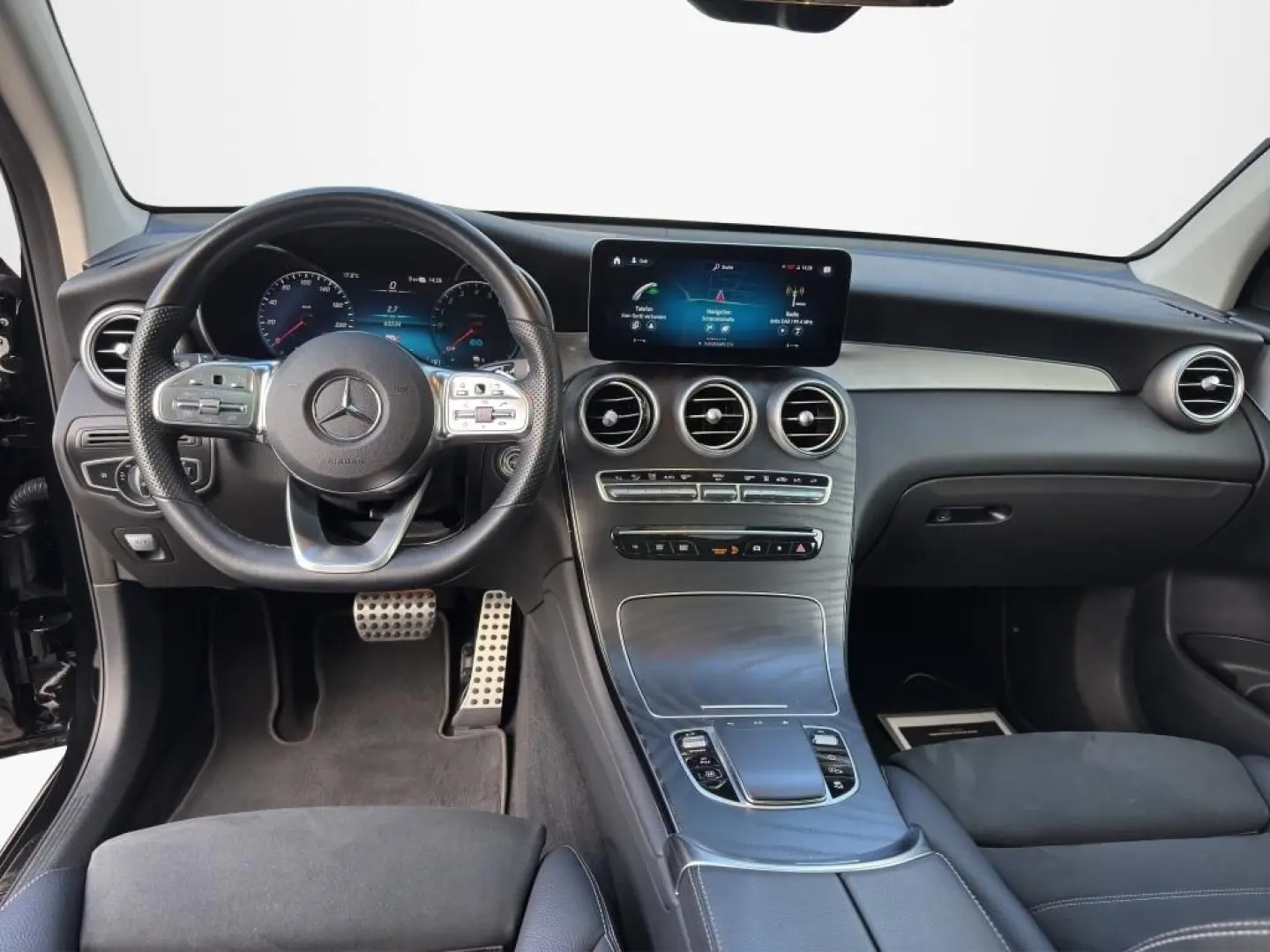 GLC 300 e 4M AMG PANO DISTRO AHK PDC LED KEYLESS