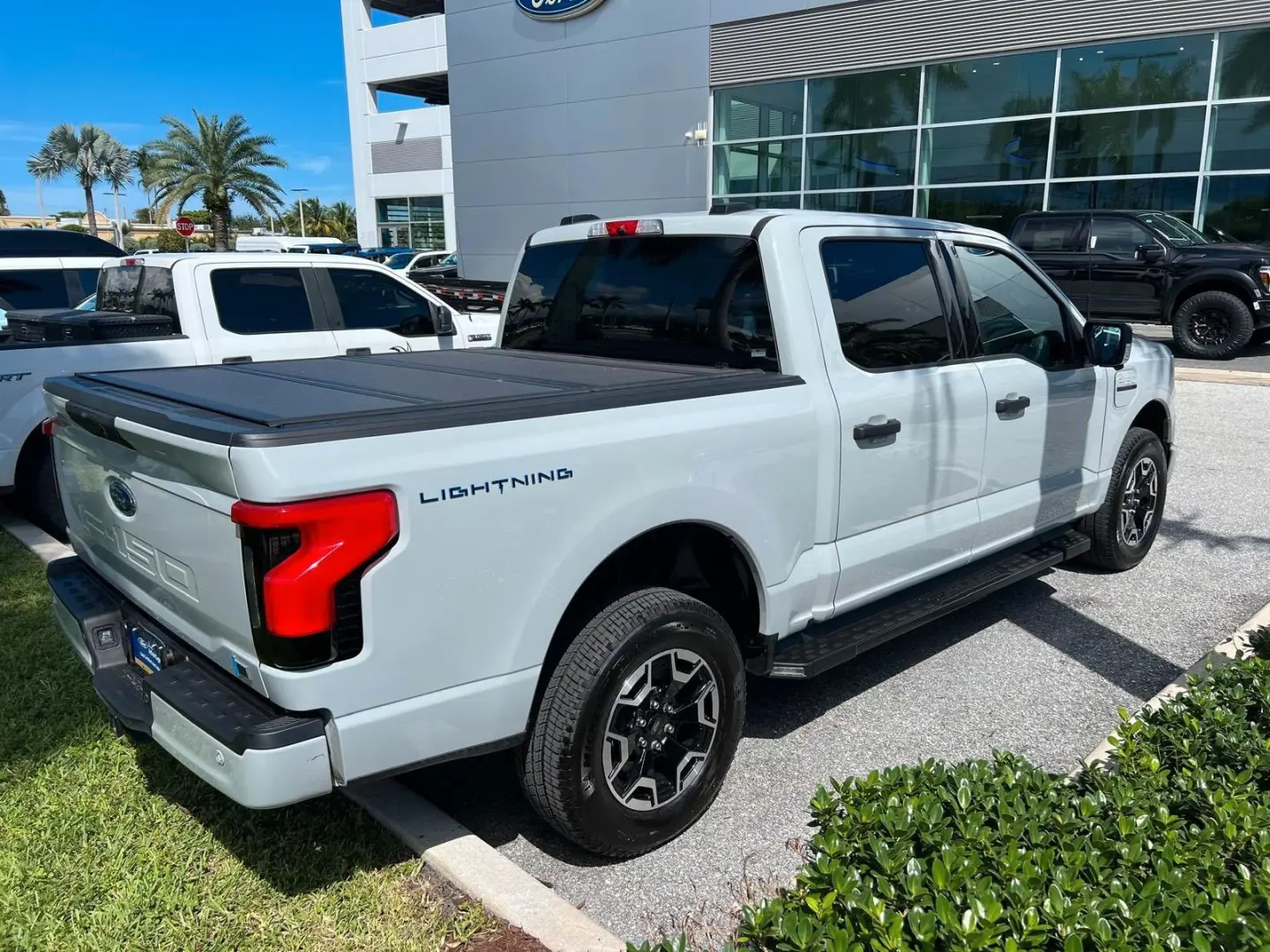 F 150 Lightning SXT AWD Elektro 2023 hellgrau
