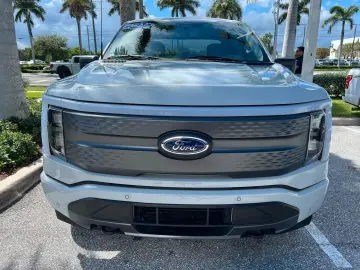 F 150 Lightning SXT AWD Elektro 2023 hellgrau