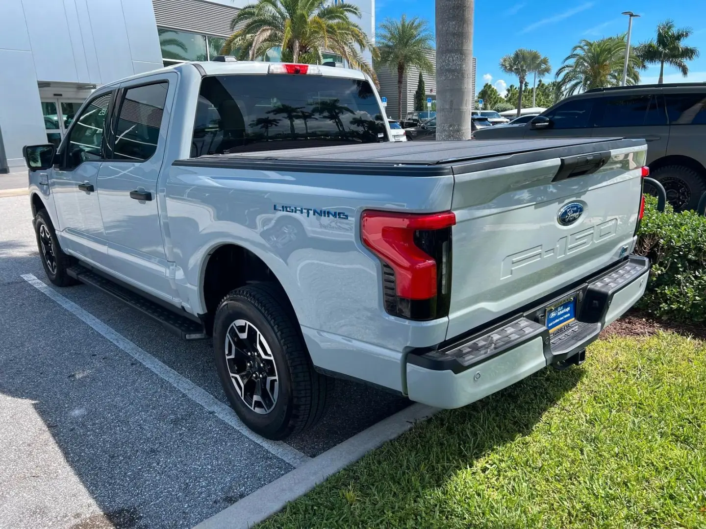 F 150 Lightning SXT AWD Elektro 2023 hellgrau