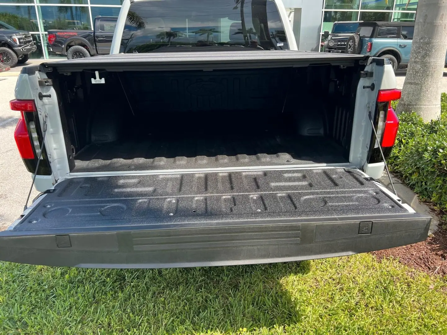 F 150 Lightning SXT AWD Elektro 2023 hellgrau