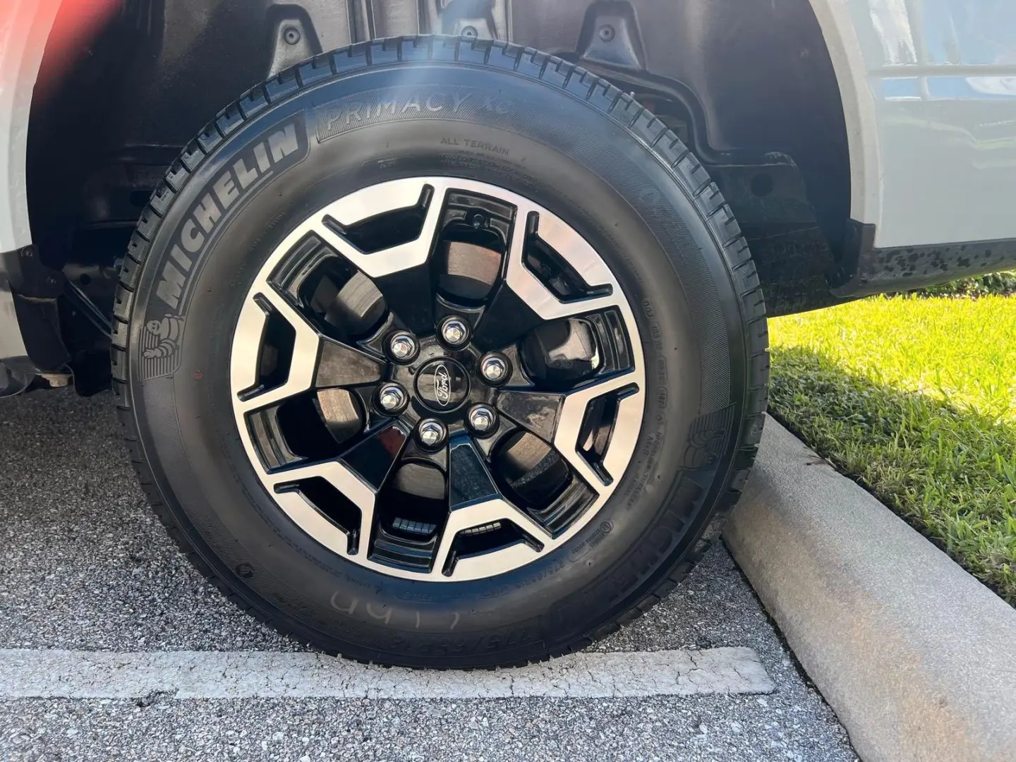 F 150 Lightning SXT AWD Elektro 2023 hellgrau