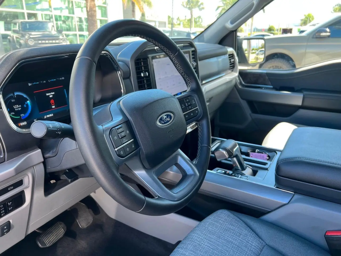 F 150 Lightning SXT AWD Elektro 2023 hellgrau