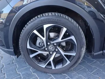 Toyota C-HR 2 0 Hybrid C-LUB CVT