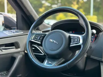 F-Pace F-PACE SVR AWD Garantie  Sport  1.Hand