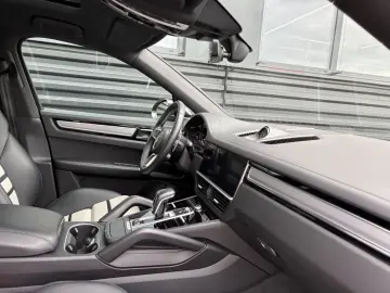 Cayenne Coupe -PANO-INNO-BOSE-22 CLASSIK-1HAND