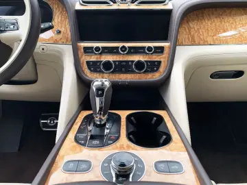 BENTLEY Bentayga V8