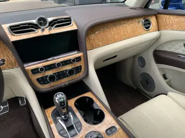 BENTLEY Bentayga V8